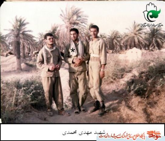 شخص وسط ایستاده شهید دانشجو