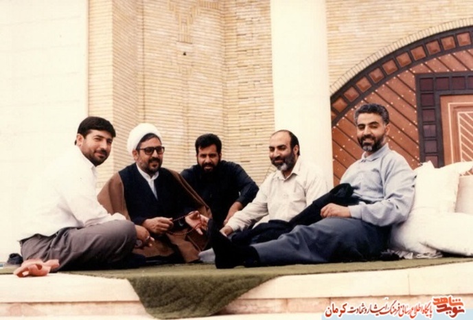 اولین نفر سمت چپ شهید مدافع حرم الله دادی و اولین نفر سمت راست حاج قاسم است و این عکس در موزه دفاع مقدس کرمان گرفته شده است.