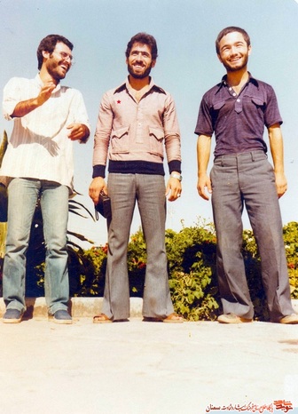 نفر وسط شهید احمد امی