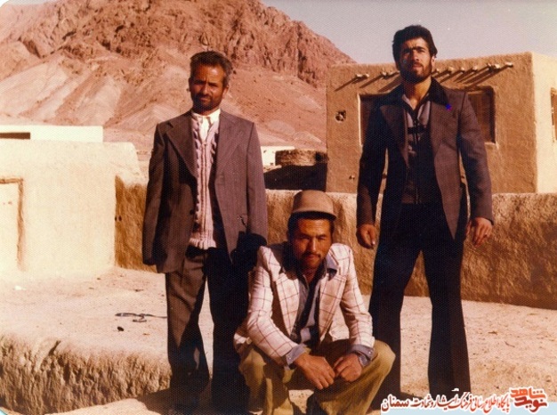 نفر اول از راست شهید احمد امی