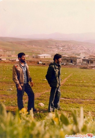 نفر سمت چپ شهید احمد امی