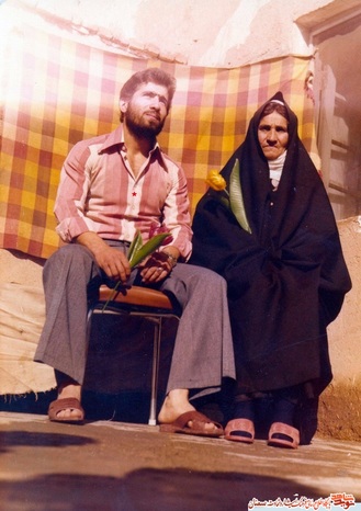 نفر سمت چپ شهید احمد امی