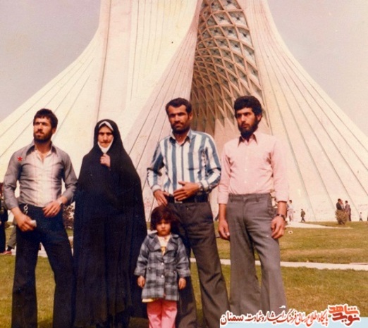 نفر اول از چپ شهید احمد امی