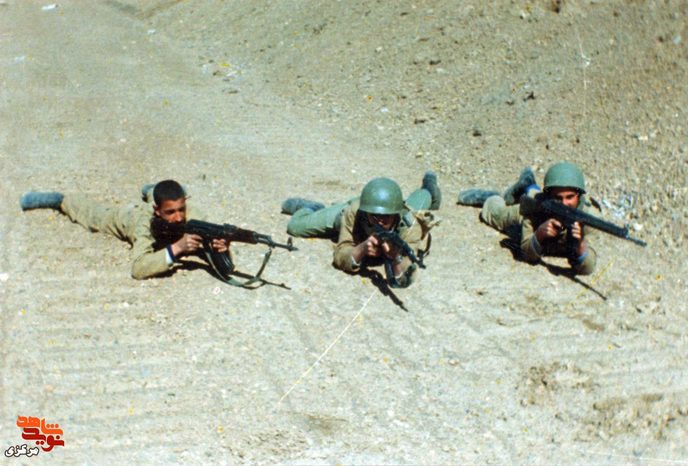 نفر وسط : شهید علی اکبر احمدی