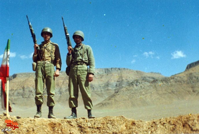 سمت چپ: شهید علی اکبر احمدی