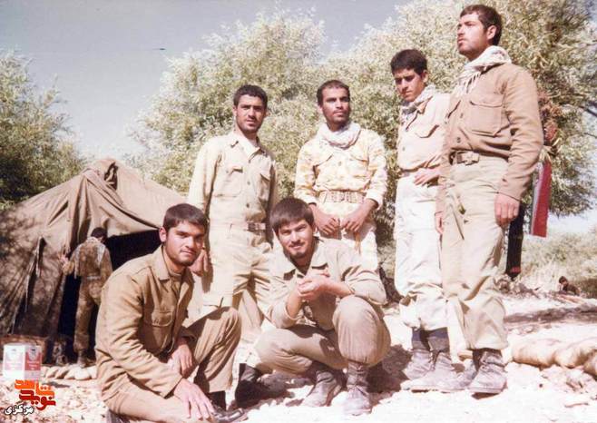 از چپ : ایستاده: قدرت الله داودآبادی -شهید مرادی - صفر داود آبادی - عبدالعزیز داودآبادی- نشست :شهید عبداله داود آبادی