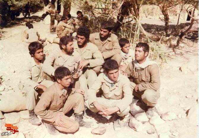 از چپ: محمدتقی یوسفی - حاج حسن داودآبادی - شهید علی نقی داودآبادی - صفر داودآبادی -شهید عبداله داود آبادی -عبدالعزیز داودآبادی- محمدرضا داودآبادی