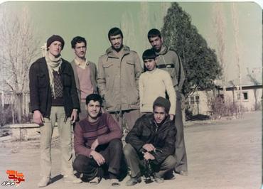از چپ: ایستاده: محمد مشهد الکوبه - مهدی حرآبادی - محمد داودآبادی - مجید سربندی - شهید بهزاد تقی زاده - ... - محمد عابدی