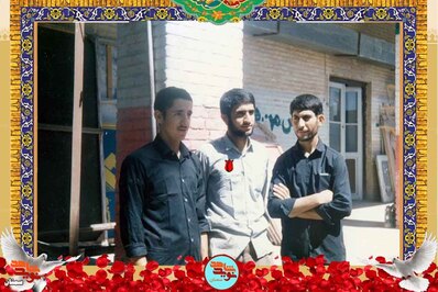 نفر وسط شهید مجتبی سبوحی